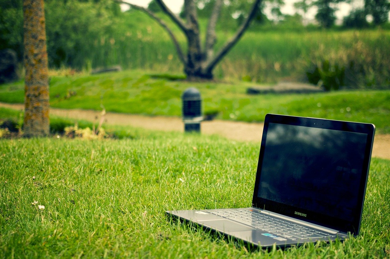 laptop-outdoors laptop-outdoors